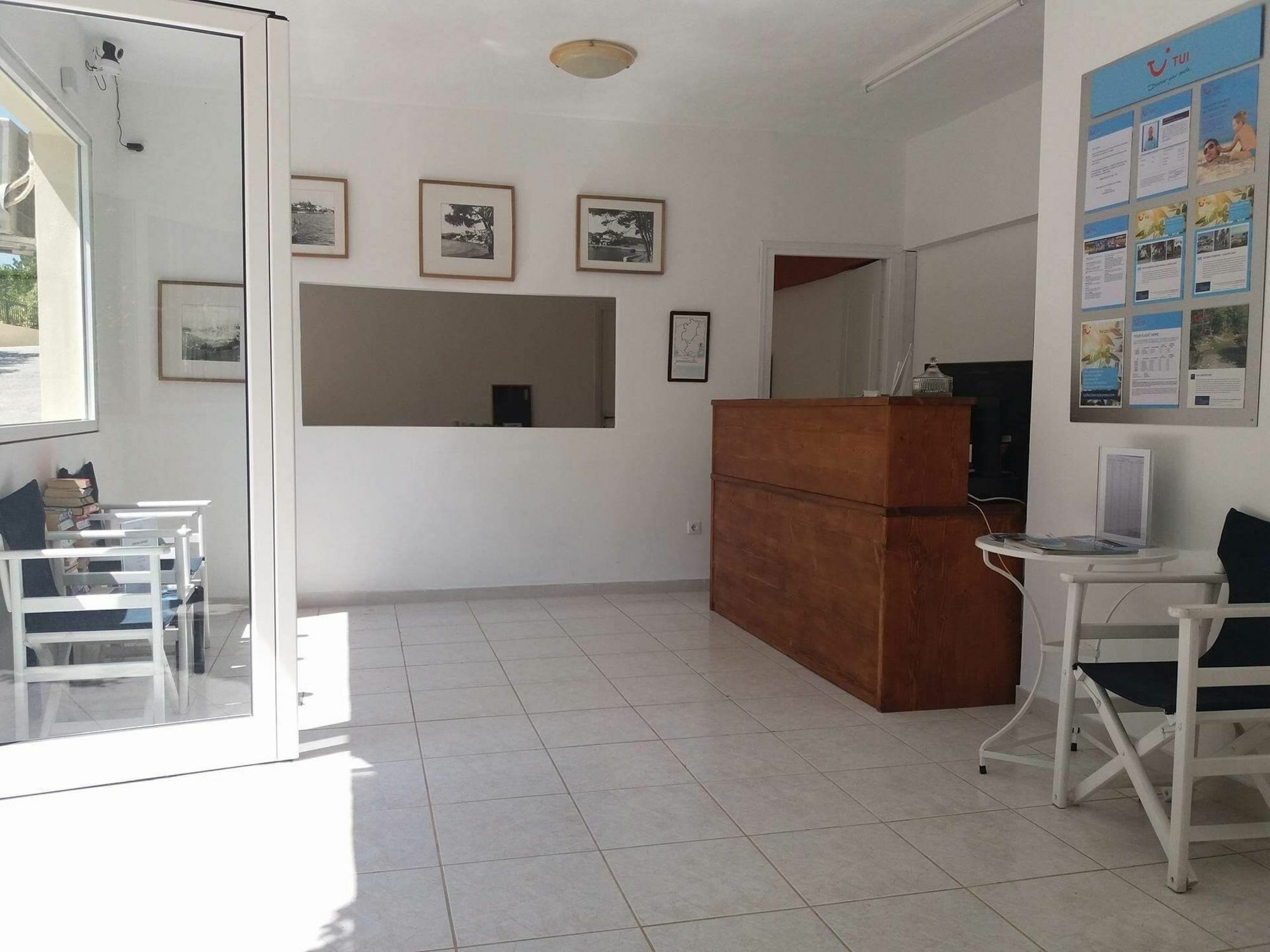 Hermes Hotel Vromolimnos 外观 照片