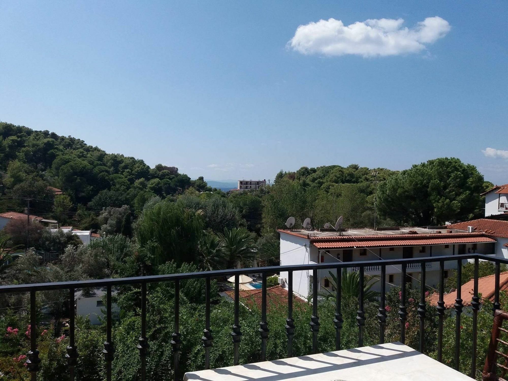 Hermes Hotel Vromolimnos 外观 照片