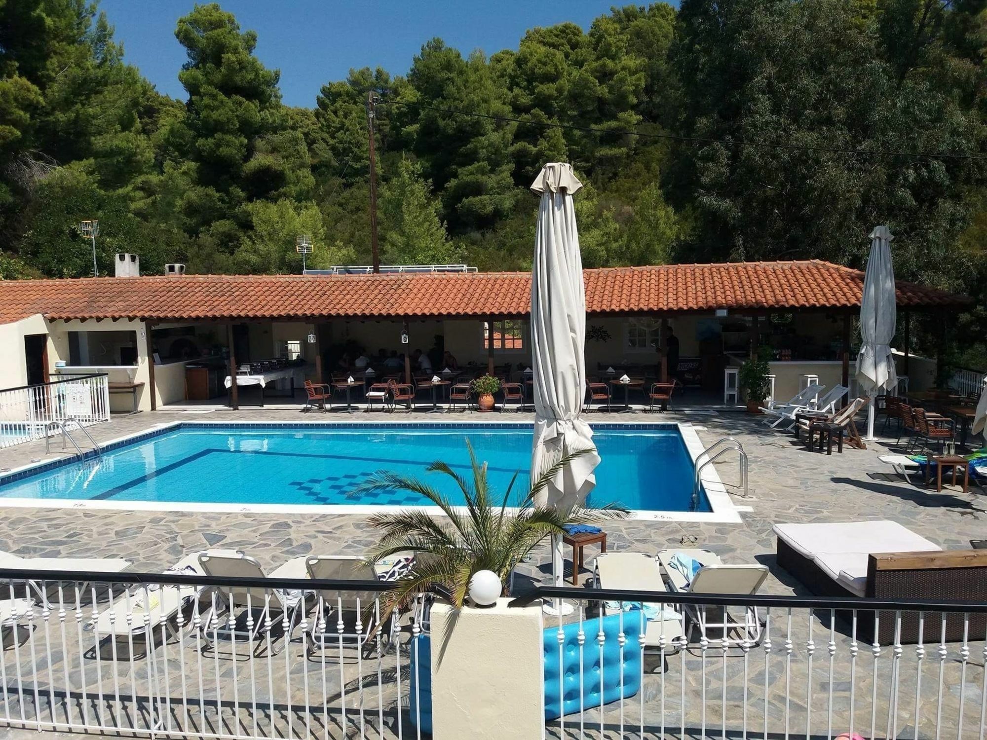 Hermes Hotel Vromolimnos 外观 照片