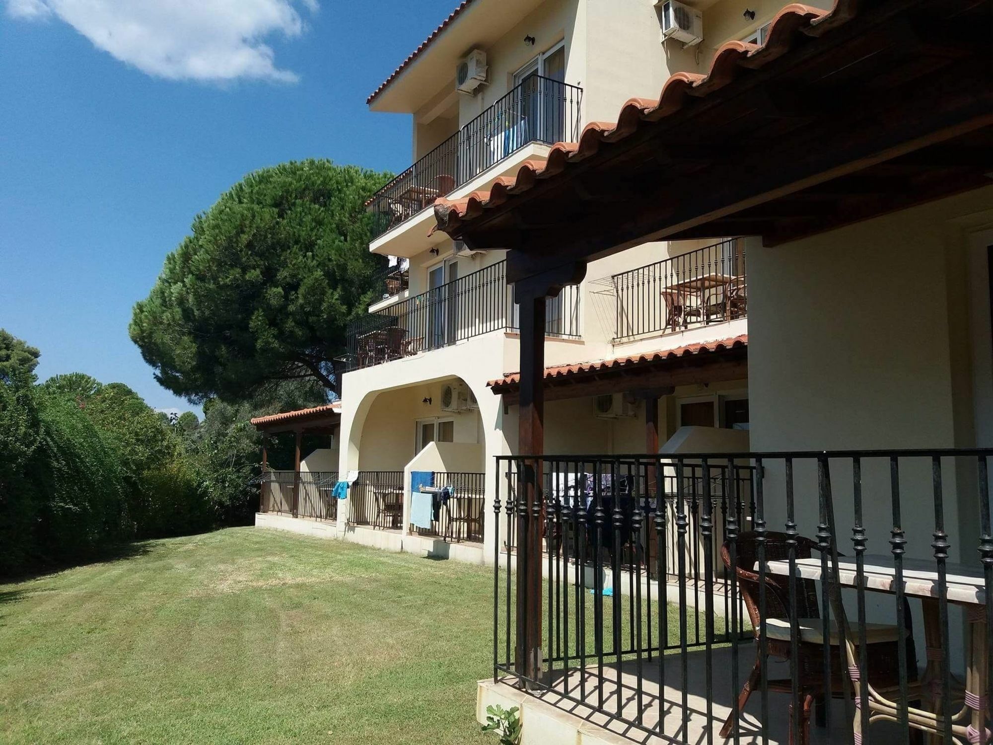 Hermes Hotel Vromolimnos 外观 照片
